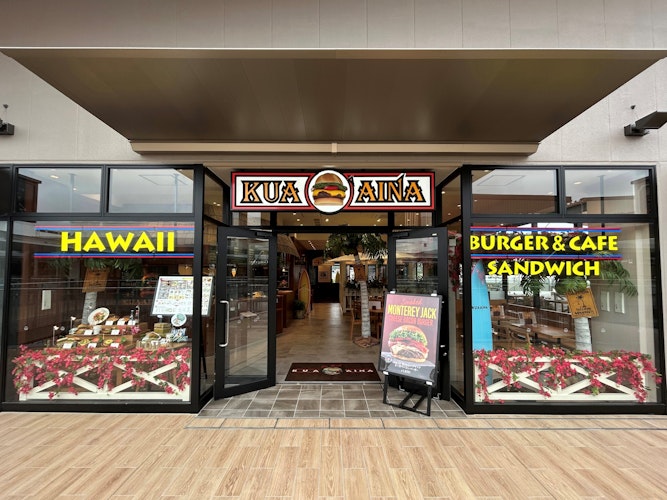 【愛知初出店】ハワイ生まれのグルメバーガー専門店『クア・アイナ』「三井アウトレットパーク 岡崎」の日本№1フードゾーンにオープン！！