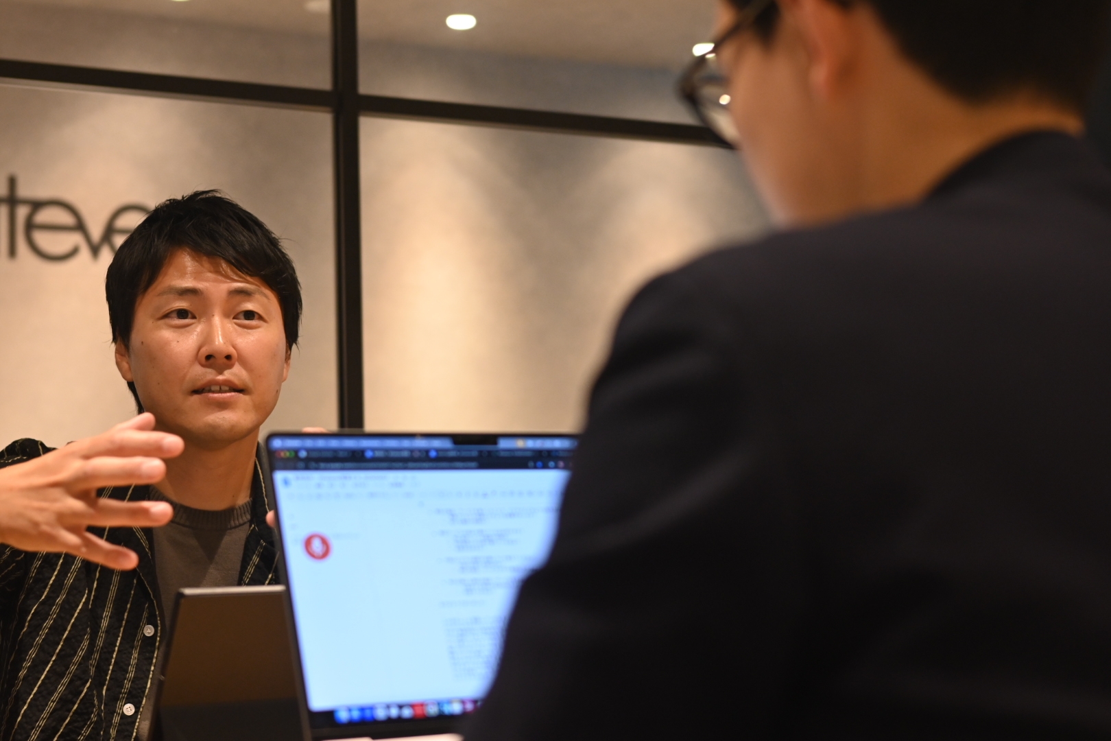 Left: Mr. Yuzuriha, CEO of Whatever (speaker). Right: Wellridge Murohashi (interviewer).