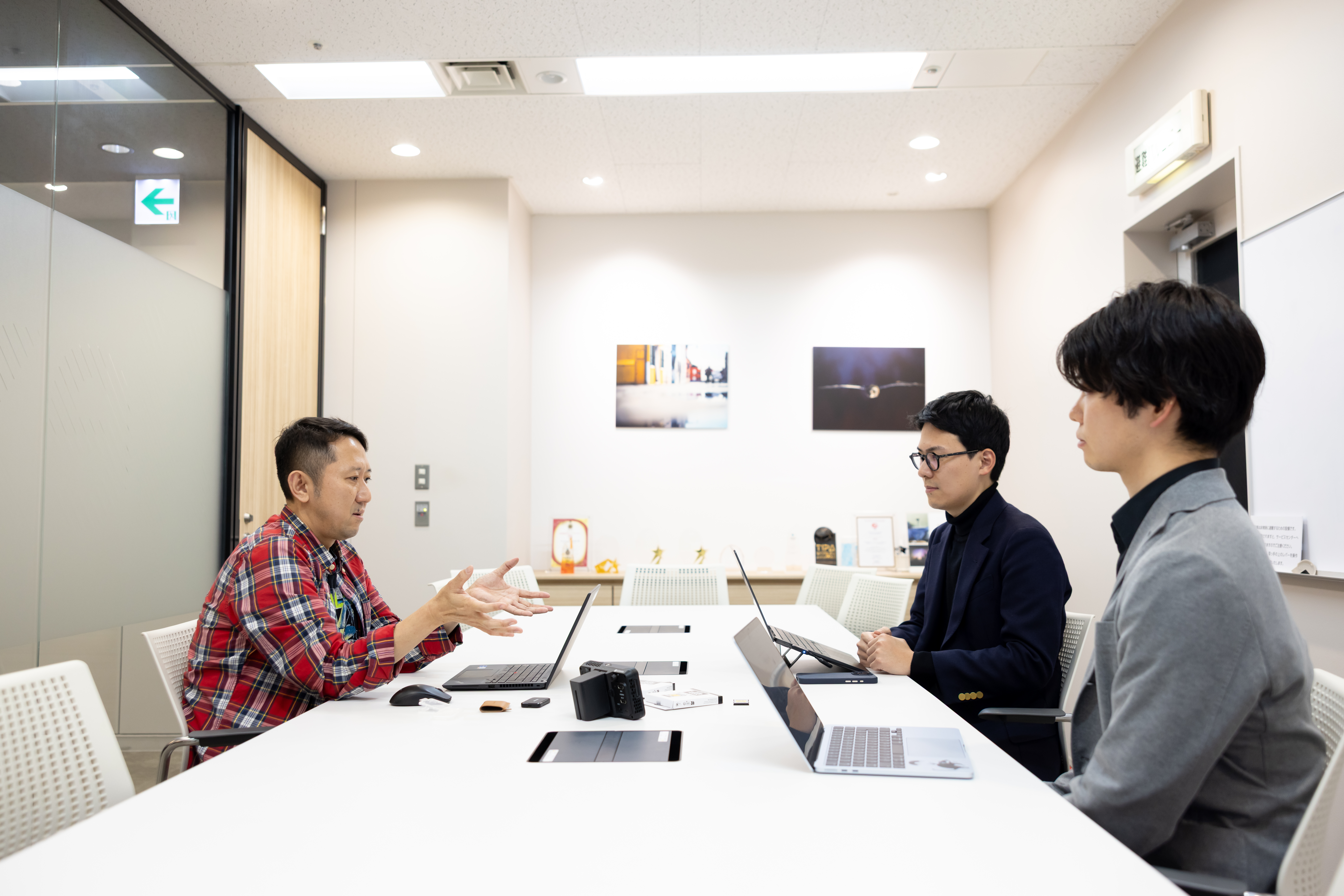 Left: Mr. Moroishi, General Manager of Business Development at Nextorage (speaker). Right: Wellridge Murohashi, Sasaki, and Watanabe (interviewers).