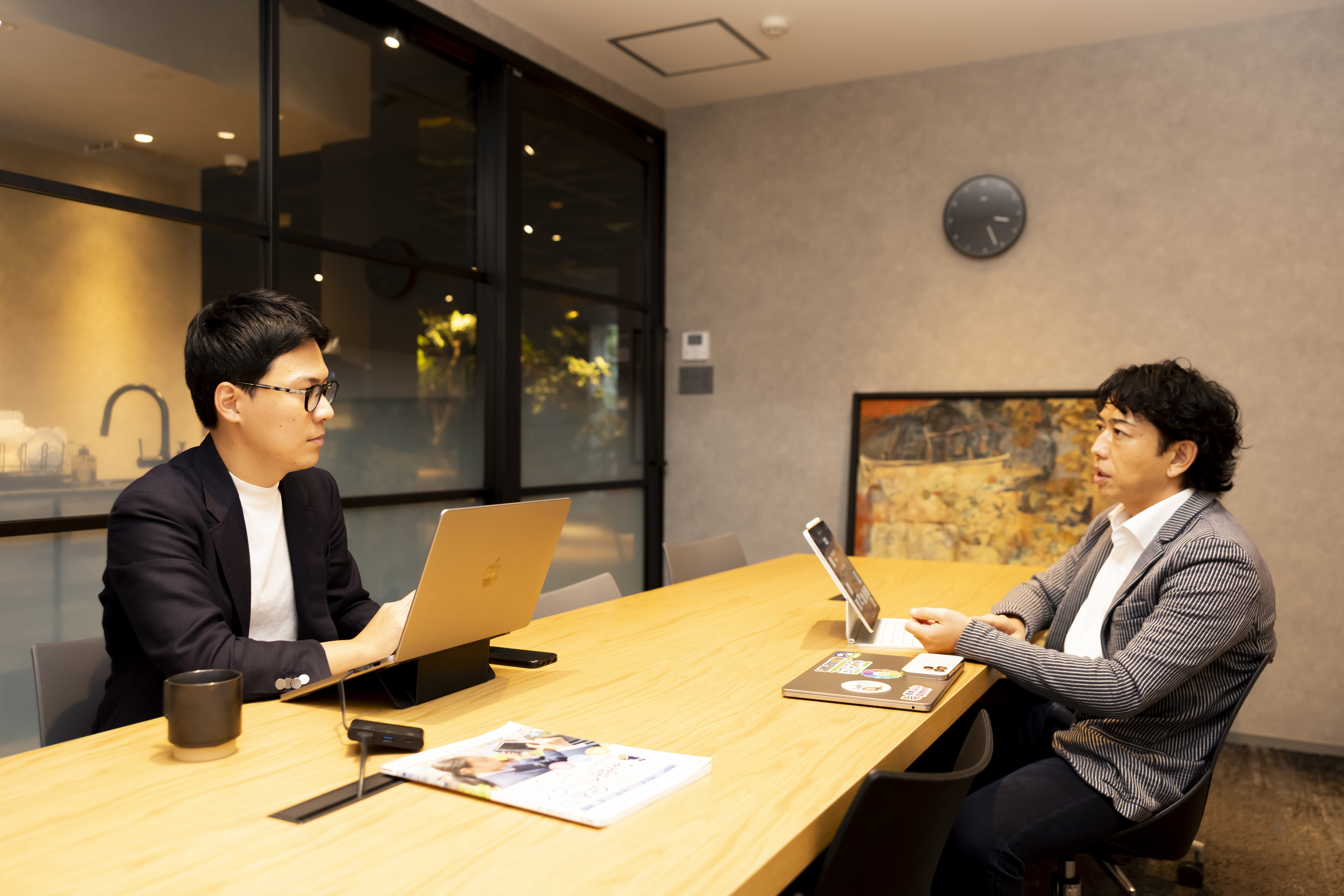 Right: LoiLo CEO Mr. Sugiyama (speaker). Left: Wellridge Murohashi (interviewer).