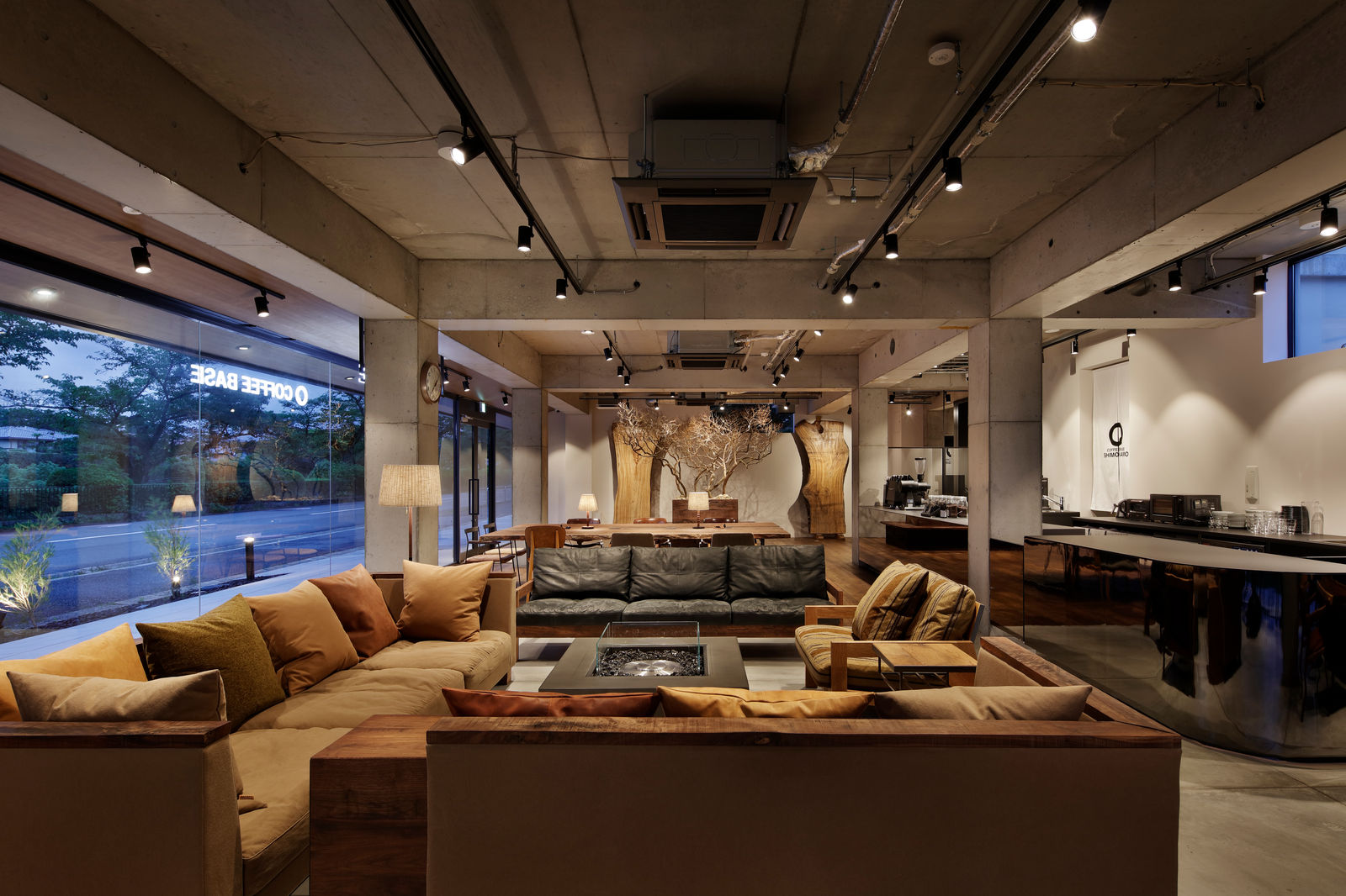 Cafe space on the first floor of the new Whatever SHIMOGAMO-EAST facility. A carefully designed space where visitors can also enjoy the fireplace in autumn and winter.