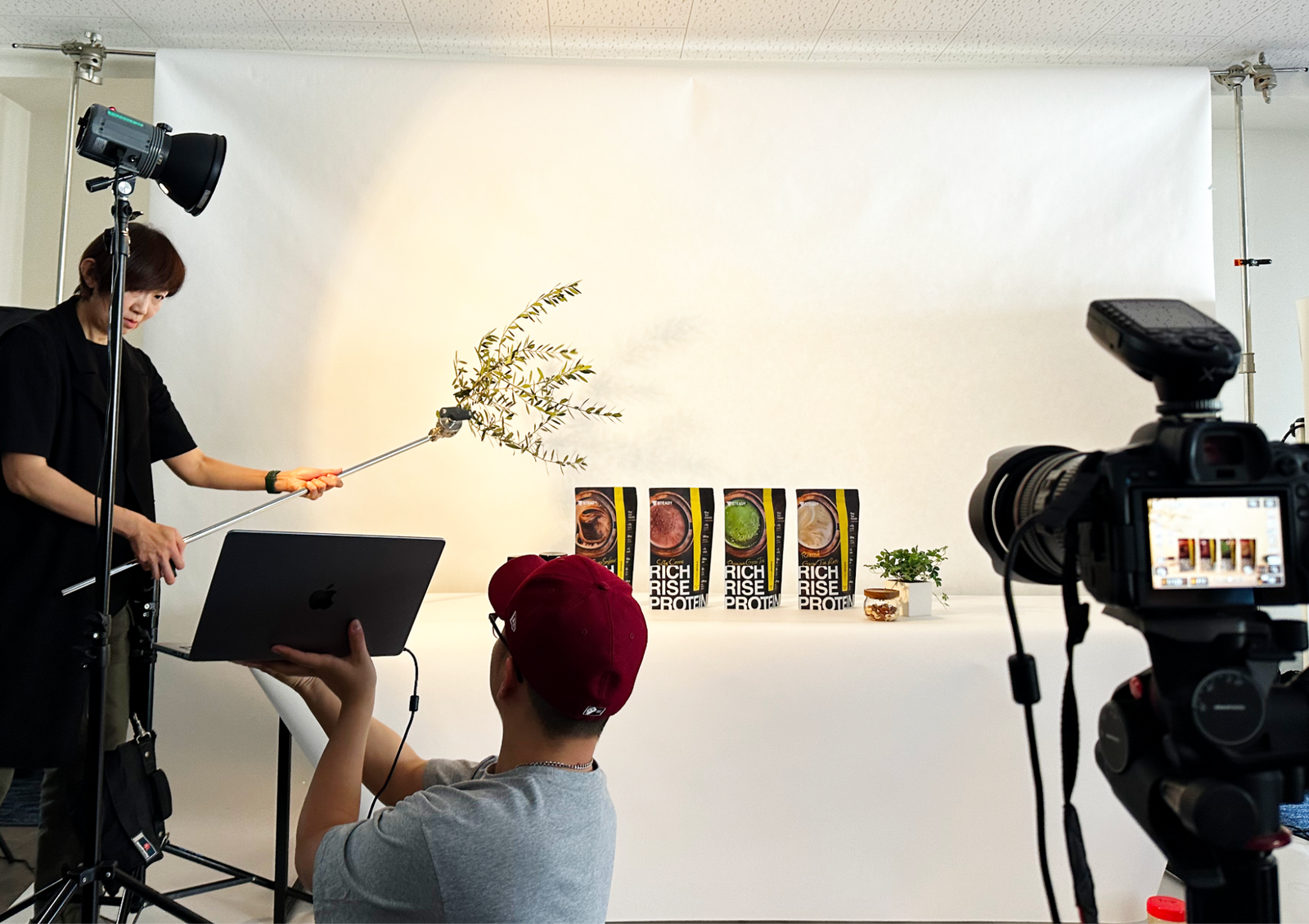 A scene from Nobuko Tabe's shoot, with many patterns photographed at the STEADY office studio.