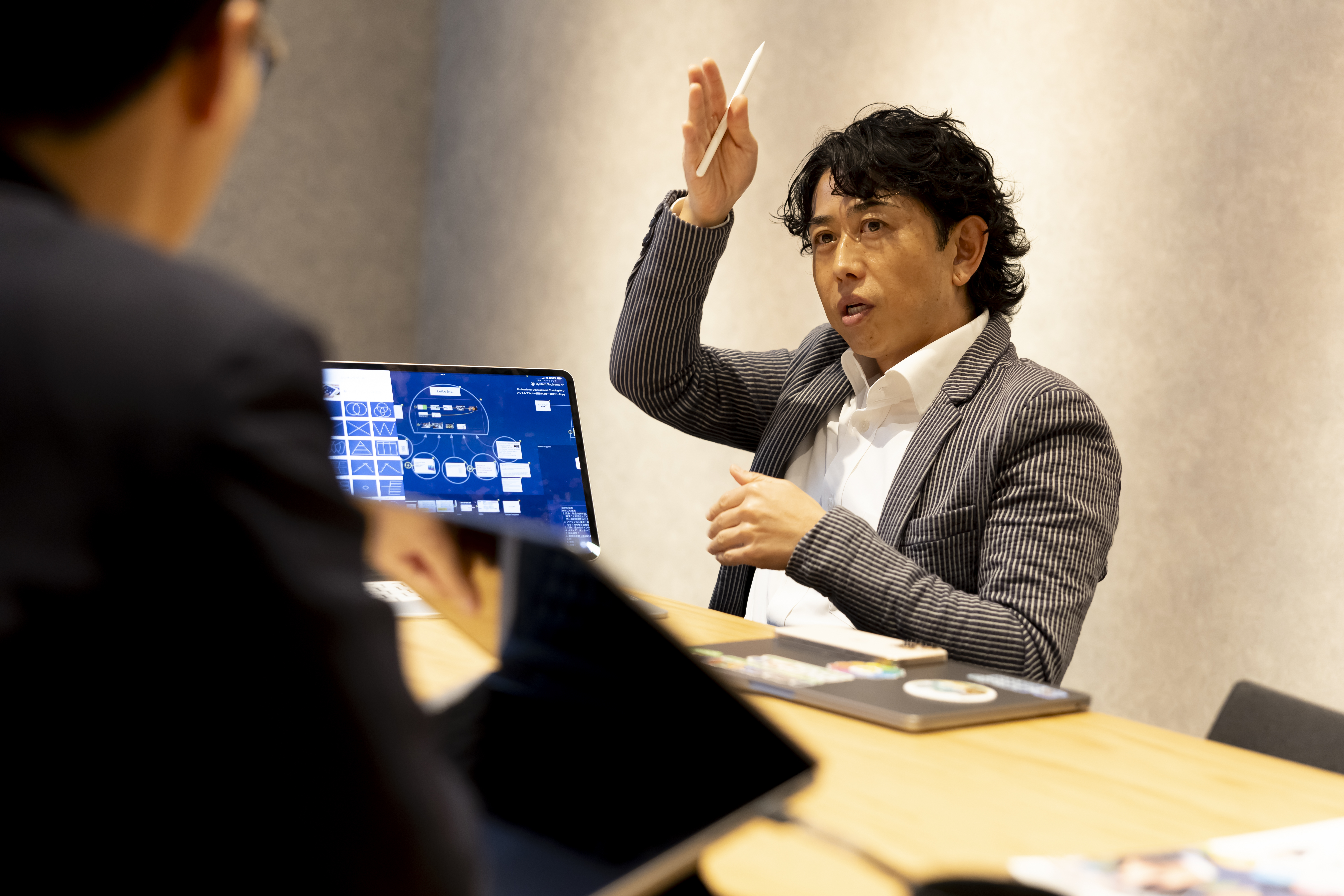 Mr. Sugiyama says that although proactive students used to stand out most, LoiLoNote School lets everyone share assignments and ideas, creating an era where each student can shine.