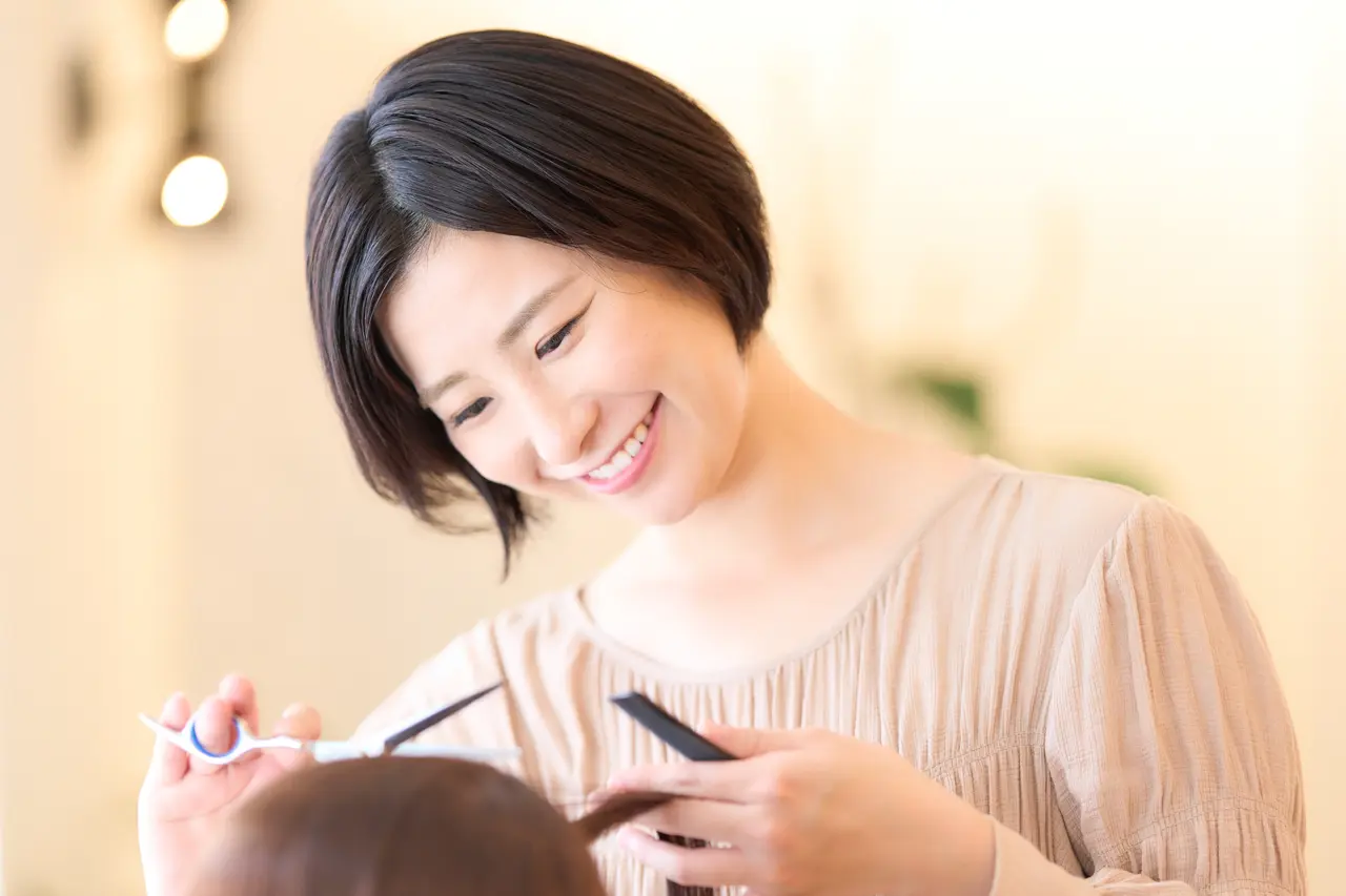 美容師として採用してもらうために!履歴書の重要性