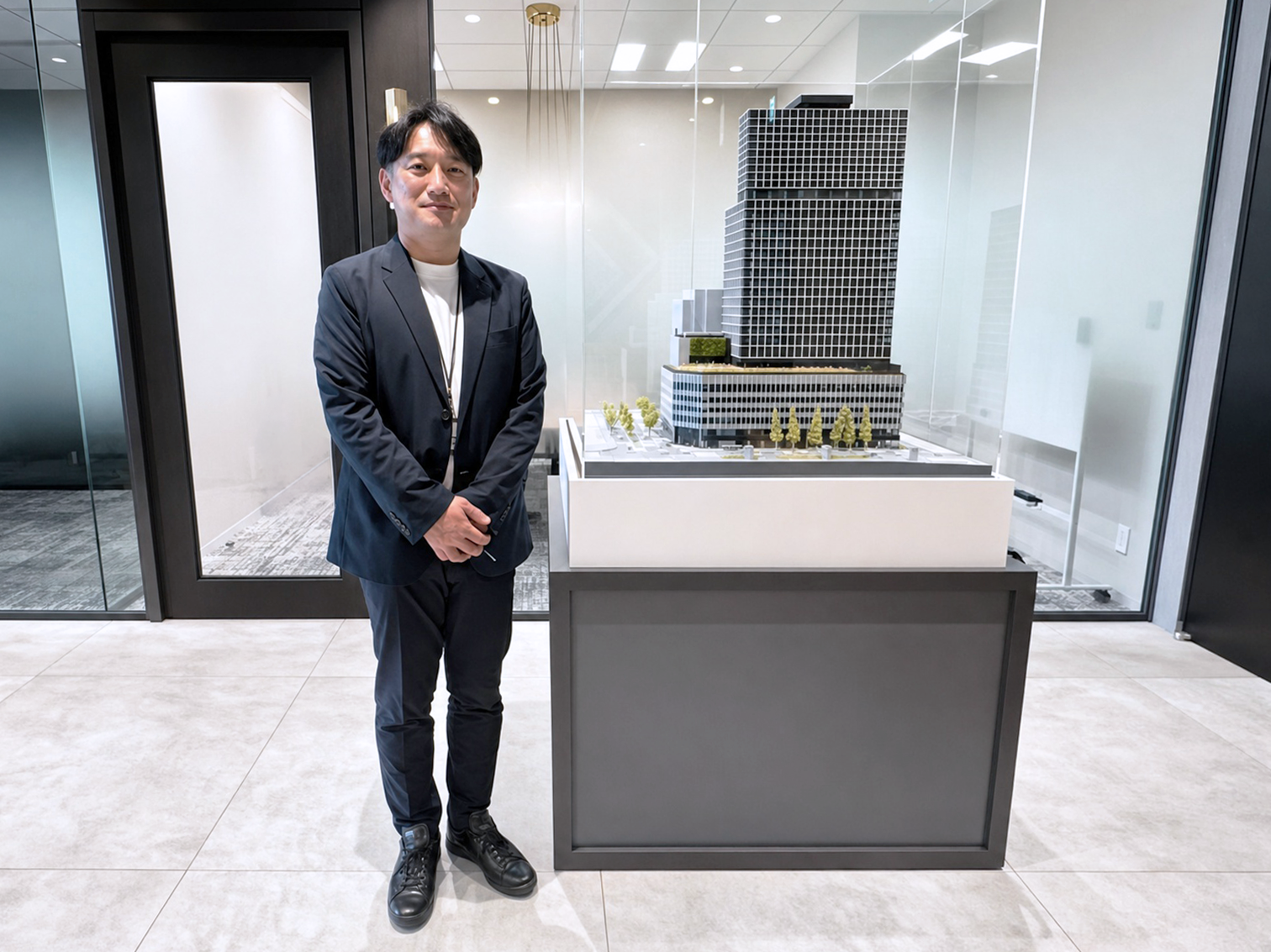 複合用途ビルの「情報伝達のボトルネック」を解消 中日ビルが選んだエレベーターメディア