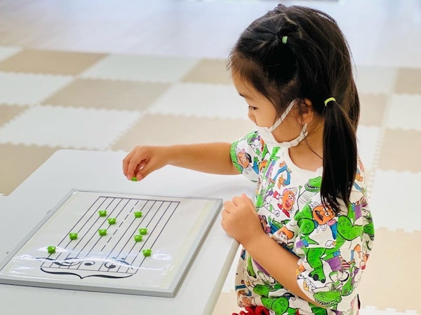 マグネットボードで遊ぶ！嘉手納町の音楽教室