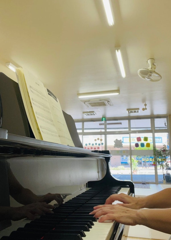 嘉手納町の音楽教室、大人のみなさんもピアノを楽しんでいます！