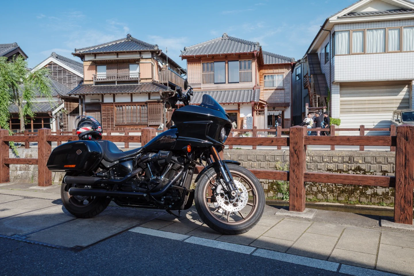 小野川沿いの町並みとHarley-Davidson Low Rider ST（横から）