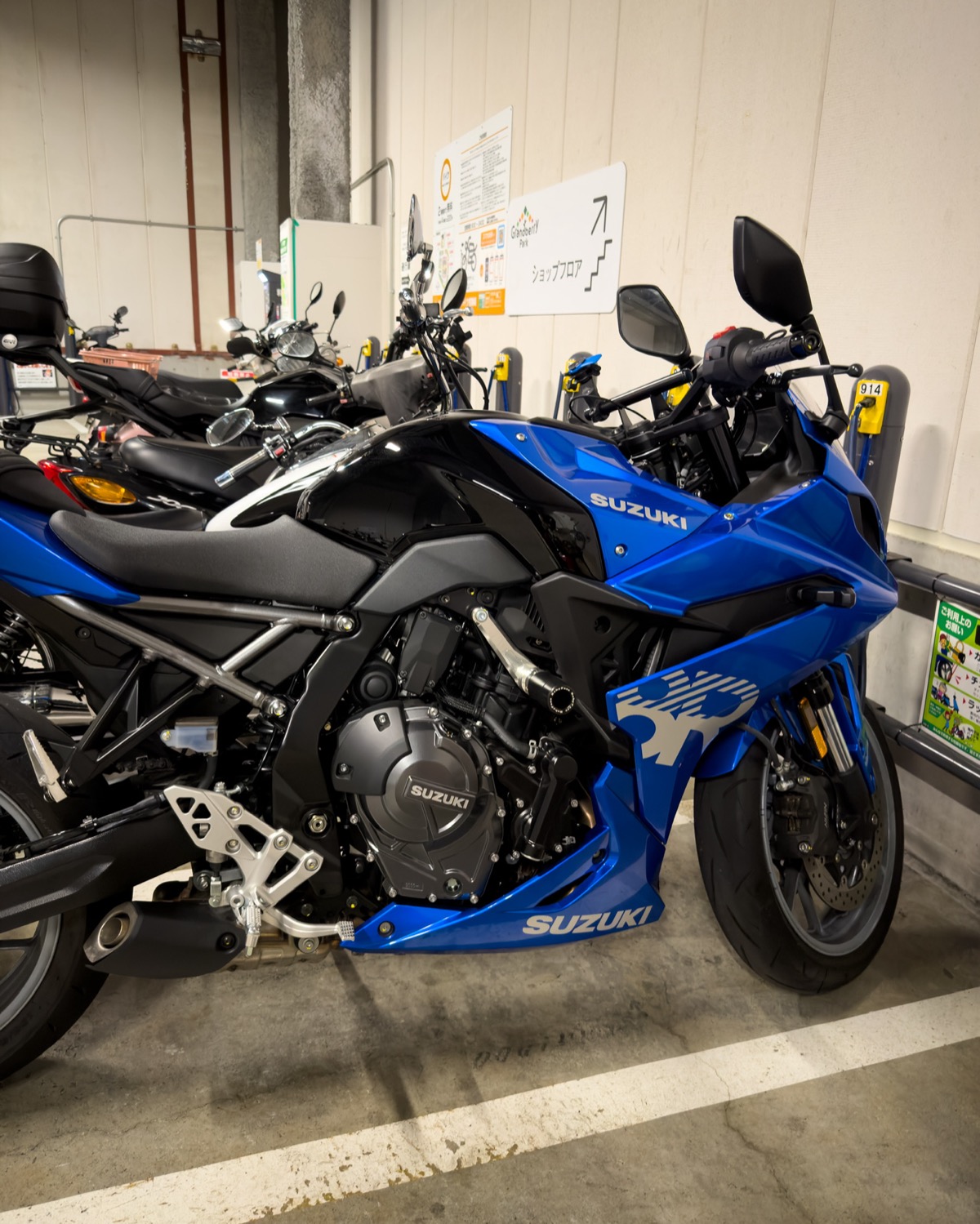 駐輪場のハチ（GSX-8R）