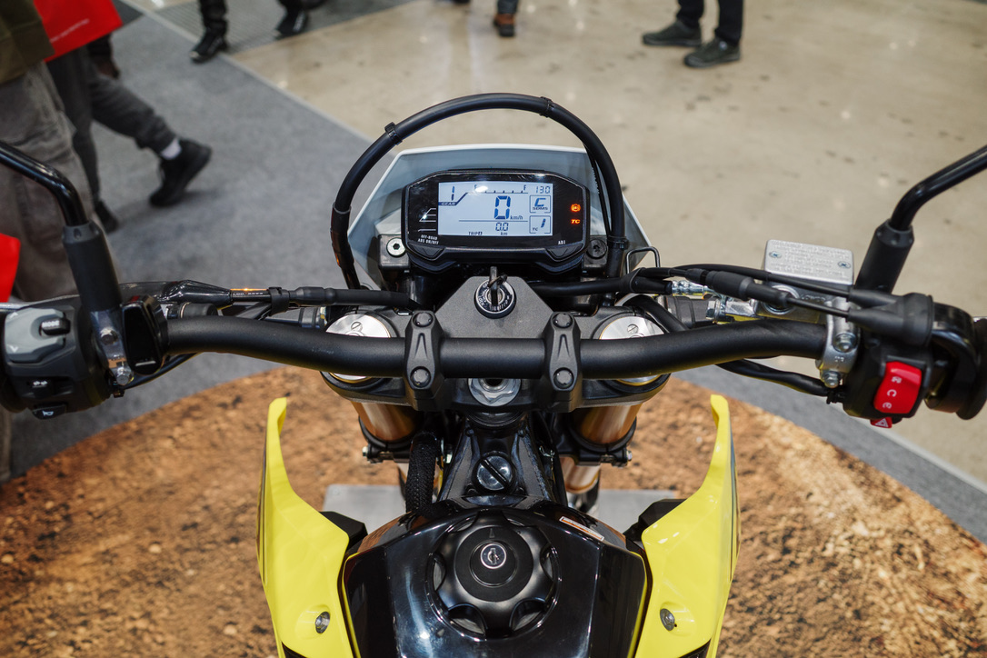 DR-Z4S コクピット