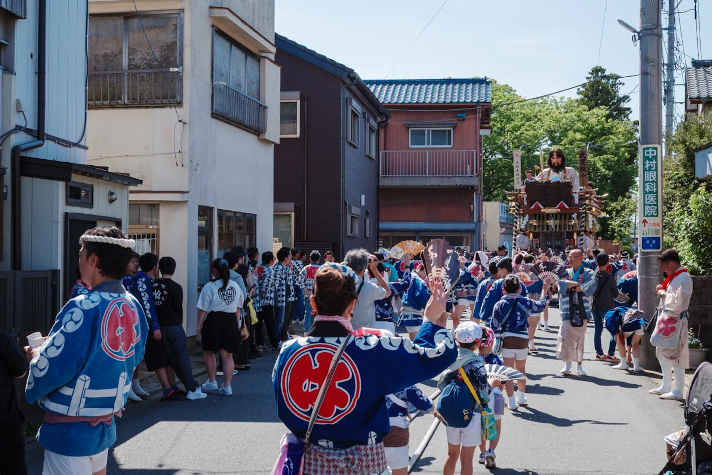 佐原の祭り行列、法被を着た人々と山車