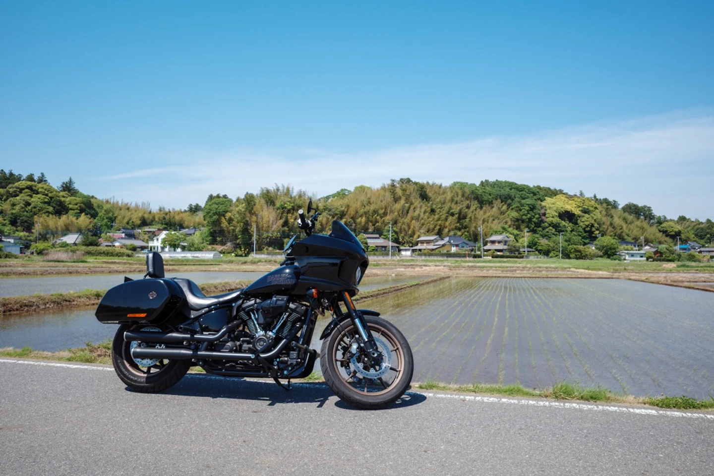 田んぼ道に停まるHarley-Davidson Low Rider ST
