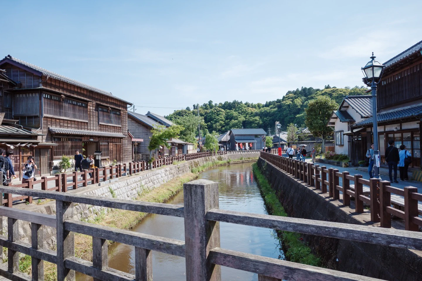 小野川沿いの広角風景、木造建築群と街灯