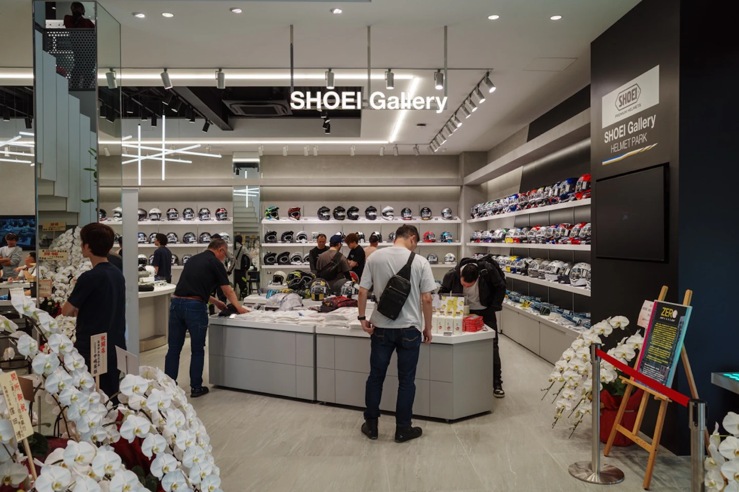 SHOEI Gallery 1F店内のヘルメット展示