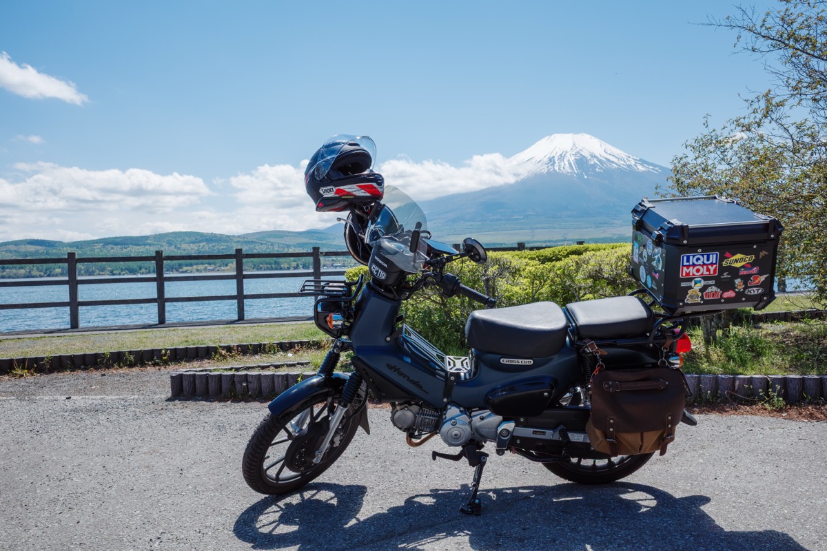 山中湖と富士山を背景にしたHonda Cross Cub 110