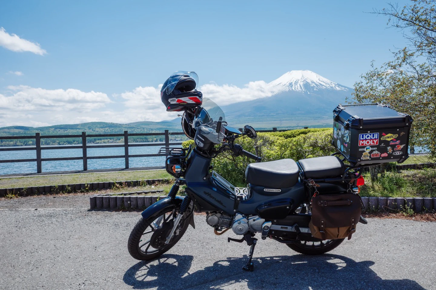 山中湖と富士山を背景にしたHonda Cross Cub 110