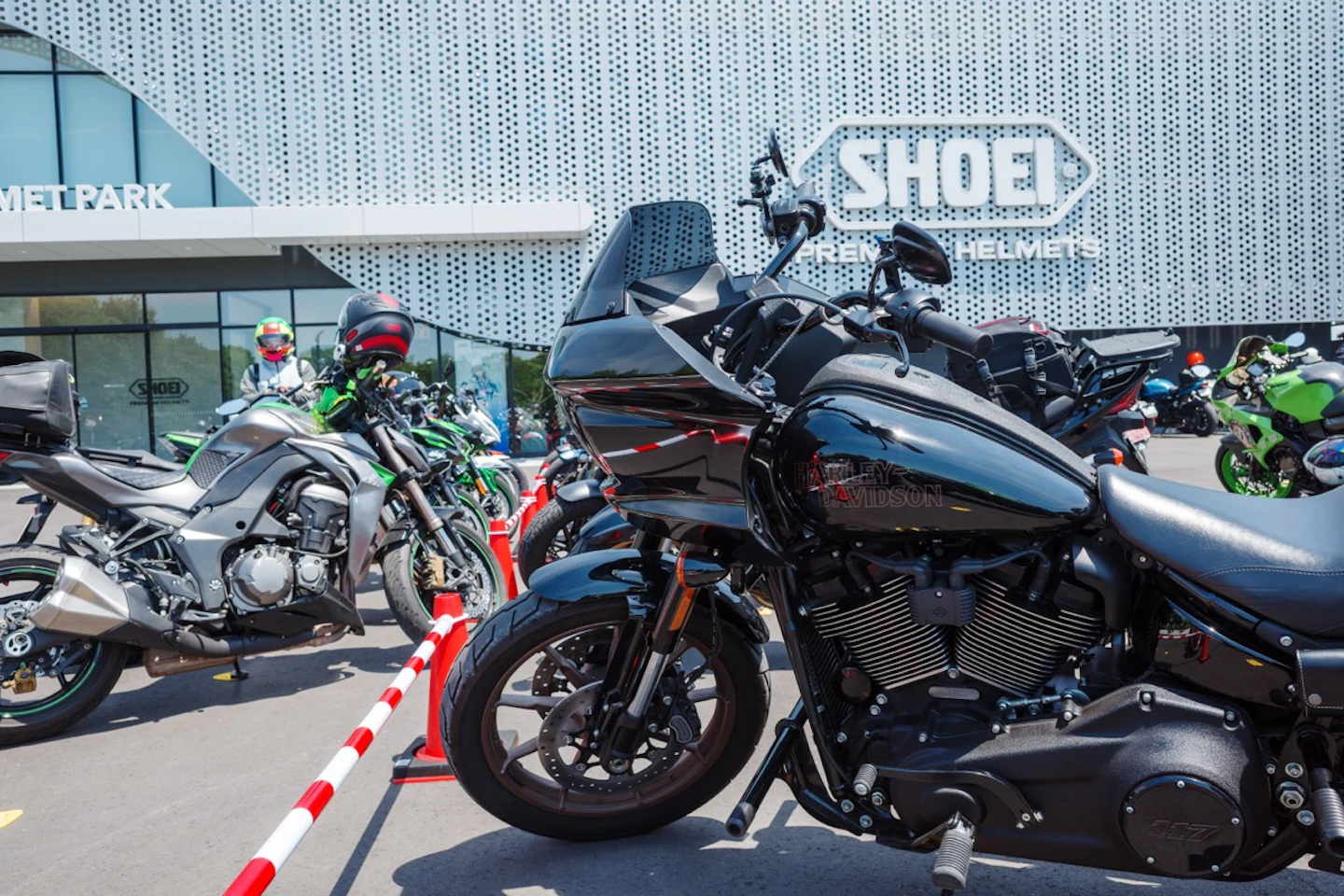 SHOEI HELMET PARKの建物外観とLow Rider ST