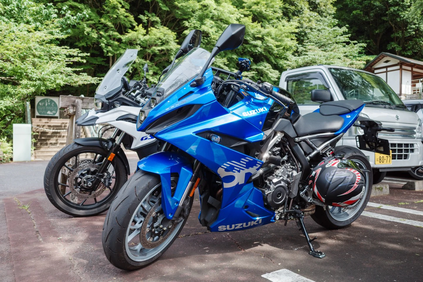 天山湯治郷の駐車場に停めたGSX-8R