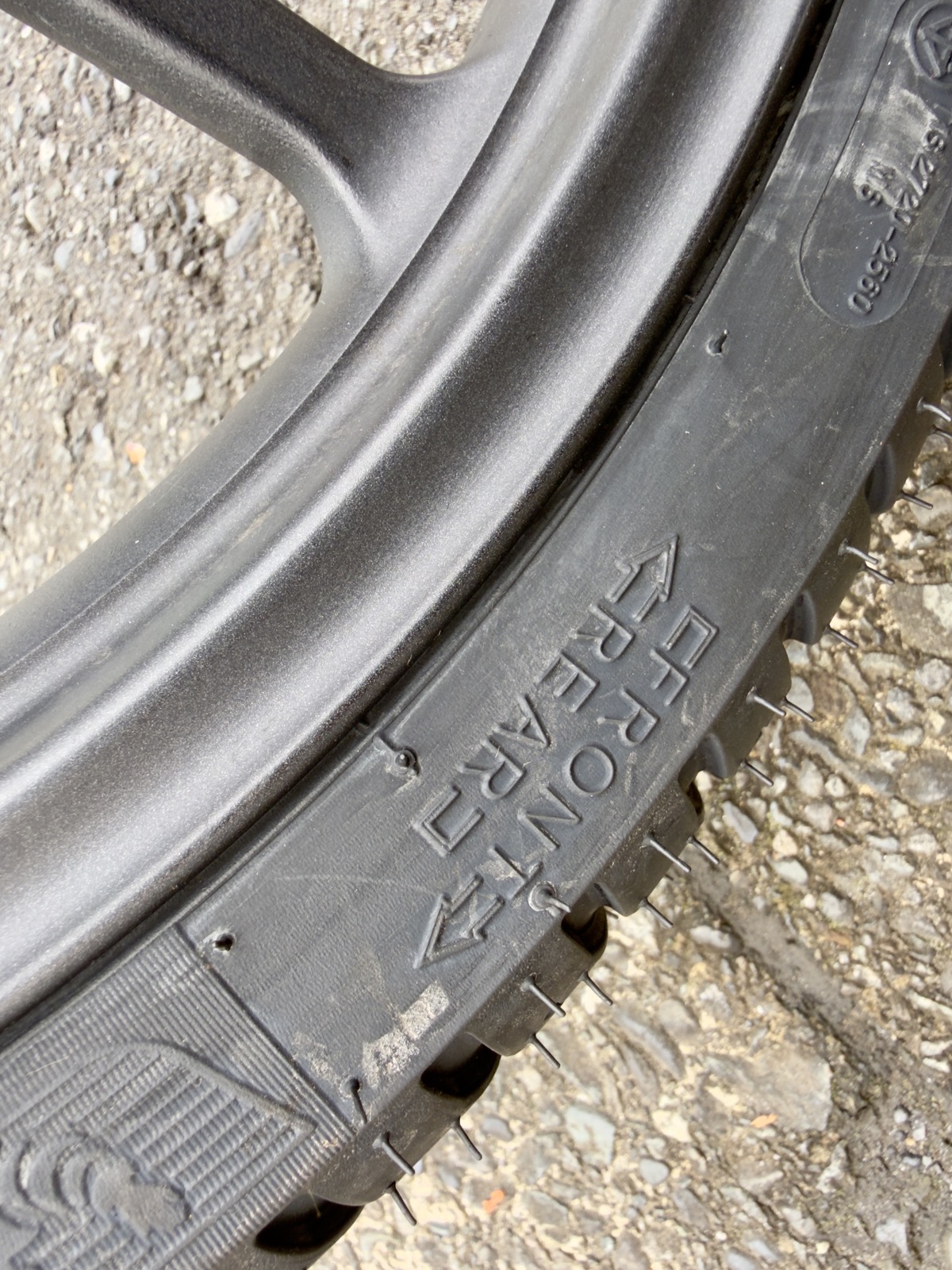 シティエクストラのサイドウォールに刻印されたFRONTとREARの回転方向矢印