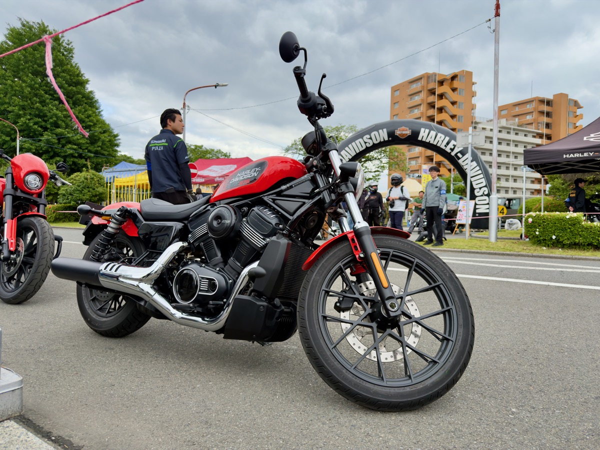 ハーレーダビッドソン ナイトスターの試乗車。赤×黒のカラーリング