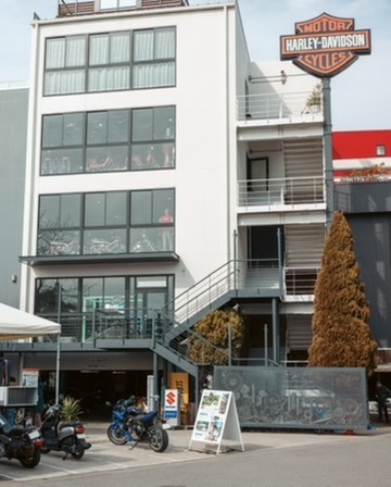 ユーメディア湘南バイクモールの外観。ハーレーダビッドソンの看板が目印