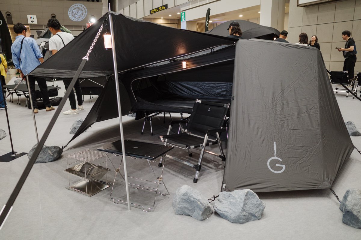 iKAMPER GROUNDのブラックテント展示