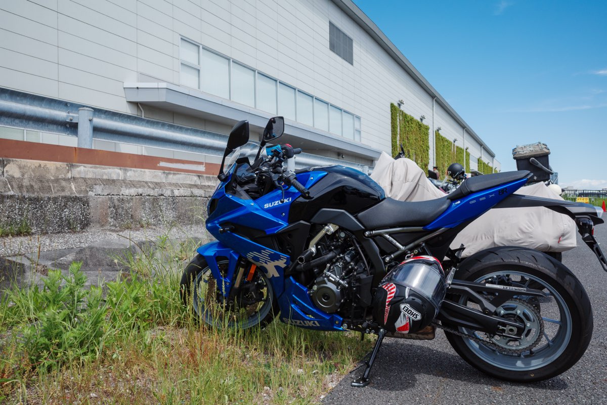 FIELDSTYLE TOKYO 2026の会場前に駐車したSuzuki GSX-8R
