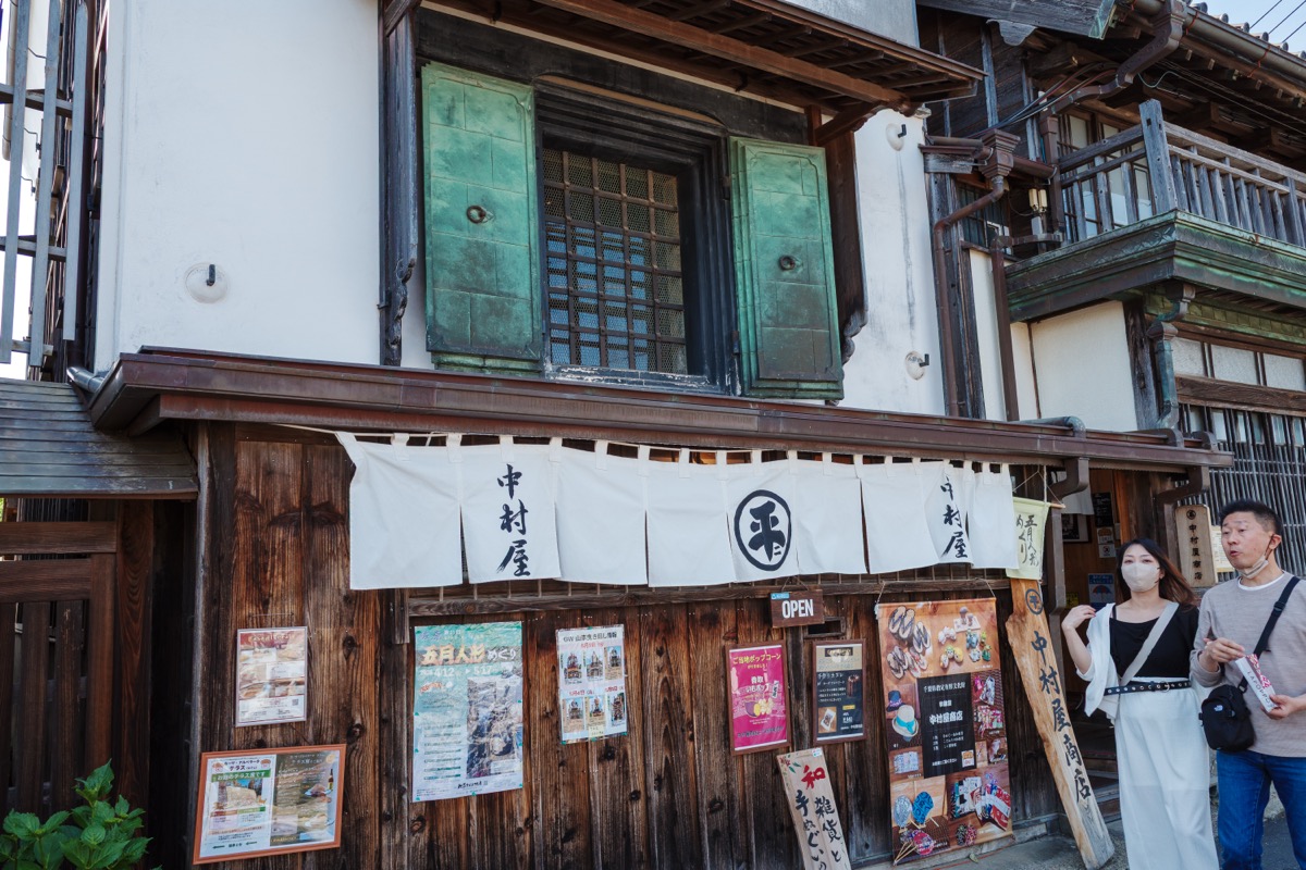 銅板の雨戸がある中村屋の建物