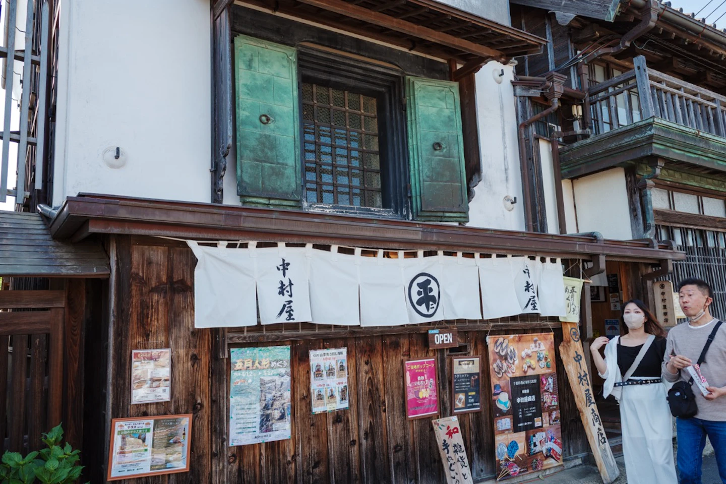 銅板の雨戸がある中村屋の建物