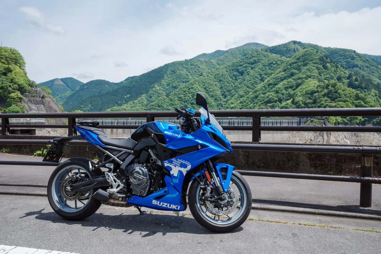 新緑の山々を背景に停まるSuzuki GSX-8R