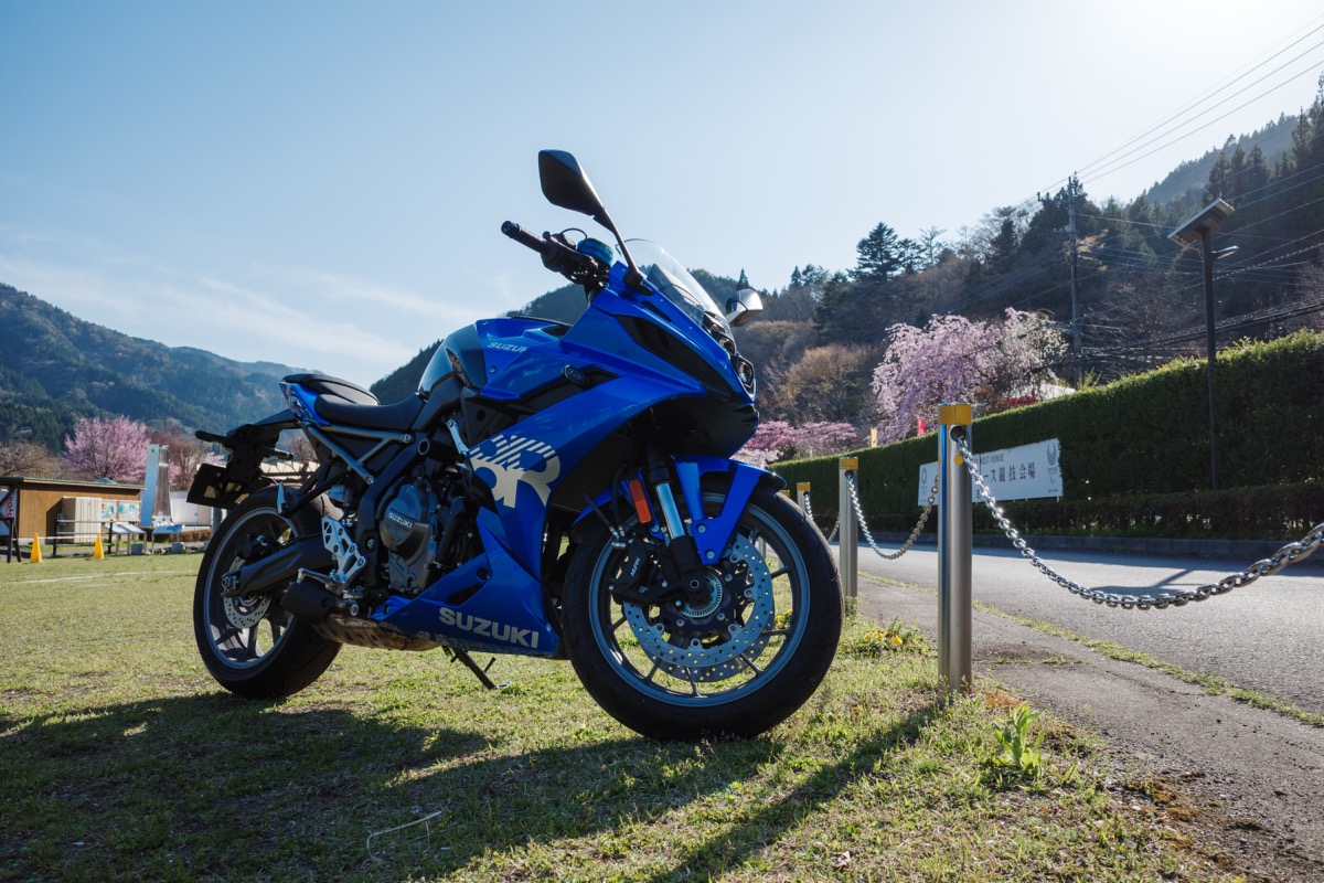 道の駅どうしの芝生の駐車場にとめたGSX-8R