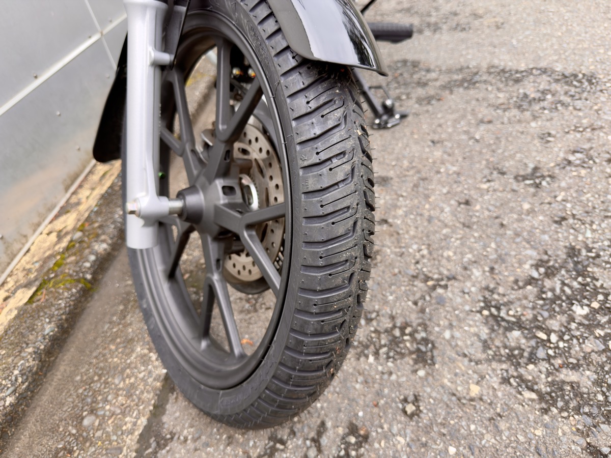 シティエクストラを装着したクロスカブ110の前輪