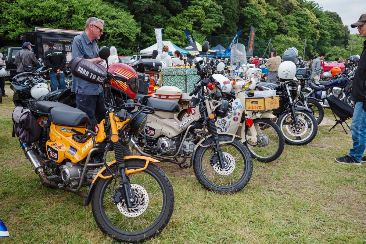 カラフルなカブの列——CT125やクロスカブも