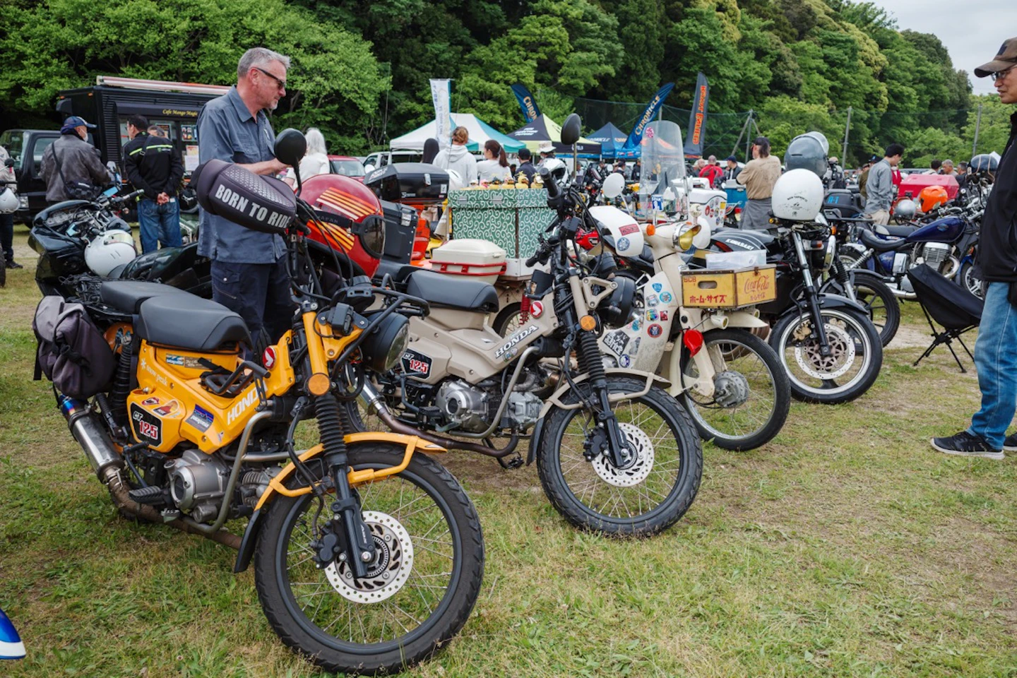 カラフルなカブの列——CT125やクロスカブも