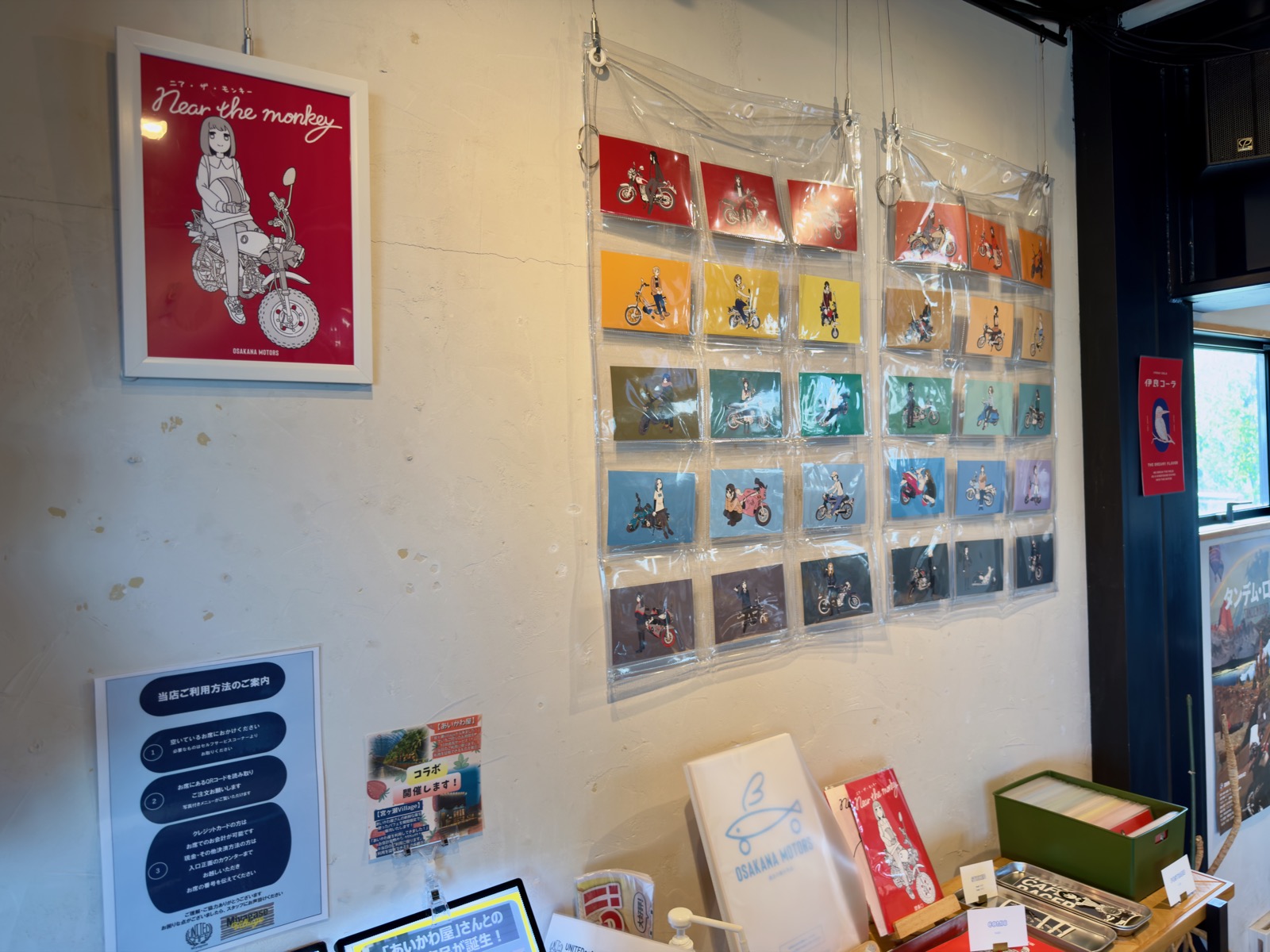 「かわいいバイクたち展」の展示風景とポストカード販売コーナー
