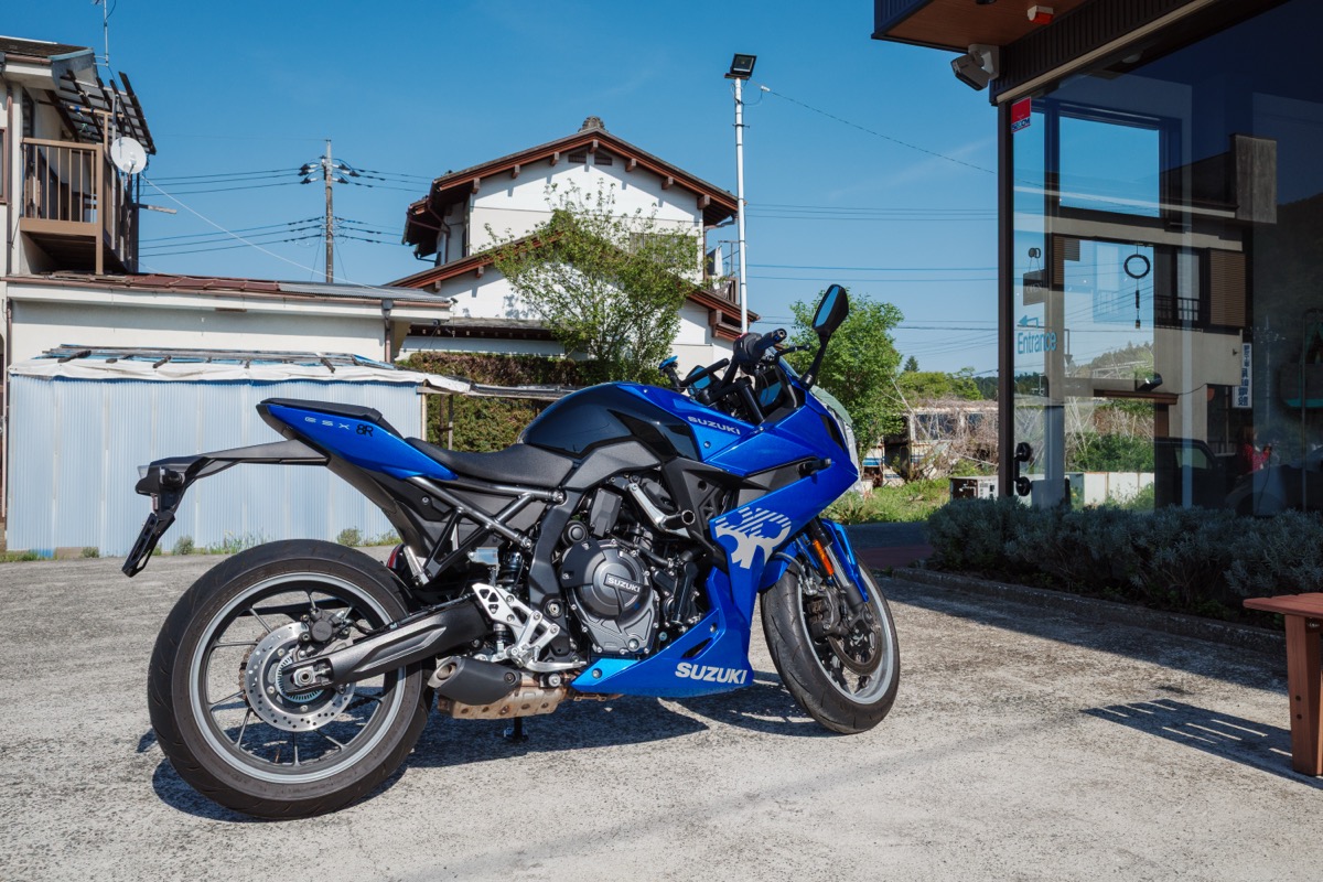 アマライトコーヒーの店先に停めたGSX-8R