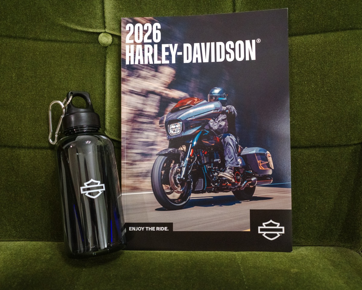 2026年モデルカタログとハーレーロゴ入りウォーターボトル