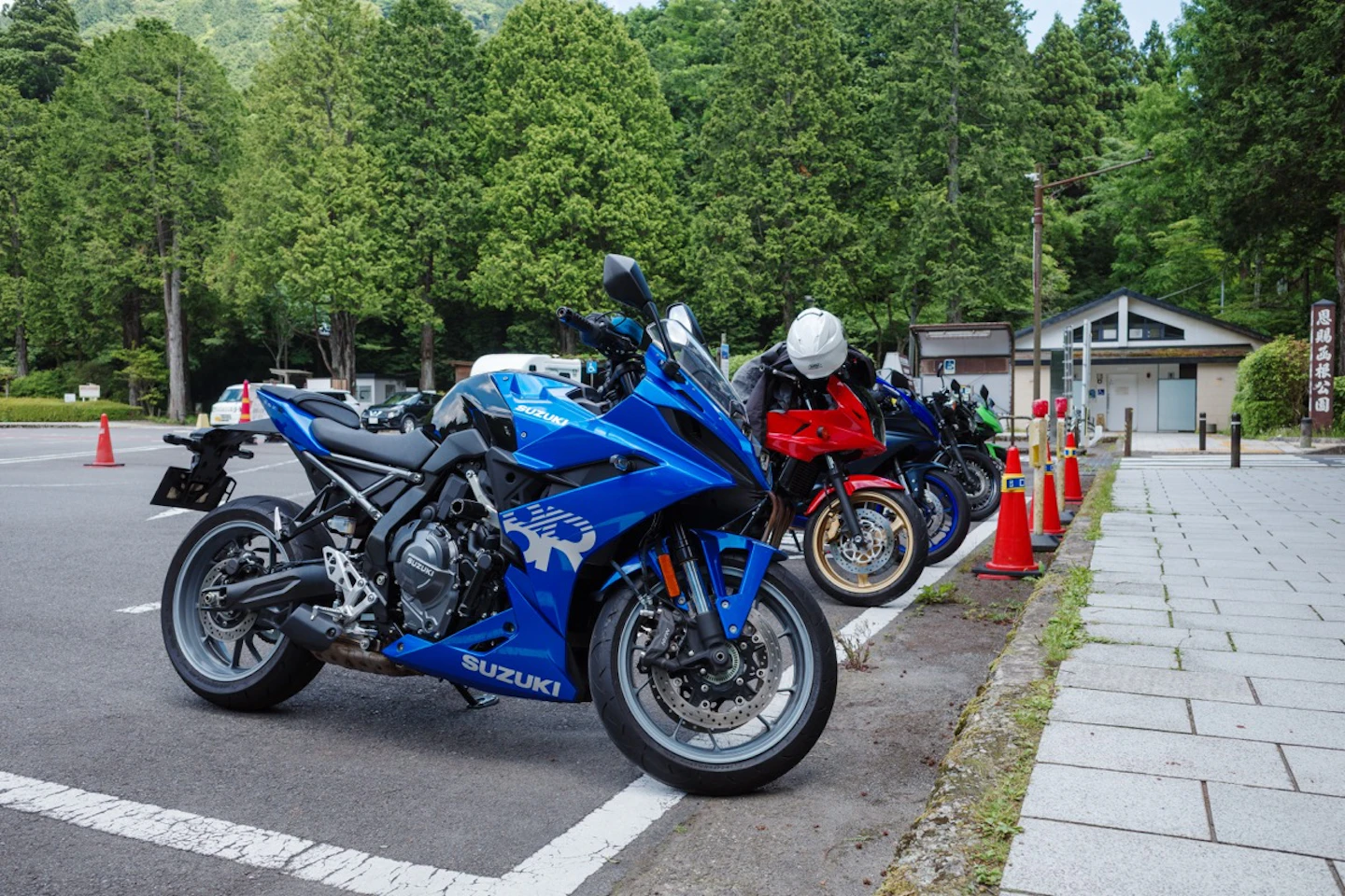 恩賜箱根公園のバイク駐車場に停めたGSX-8R