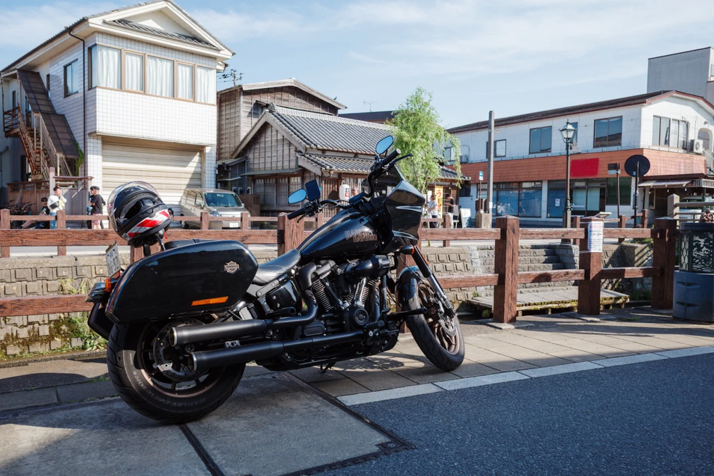 佐原の町並みとHarley-Davidson Low Rider STのサイドビュー