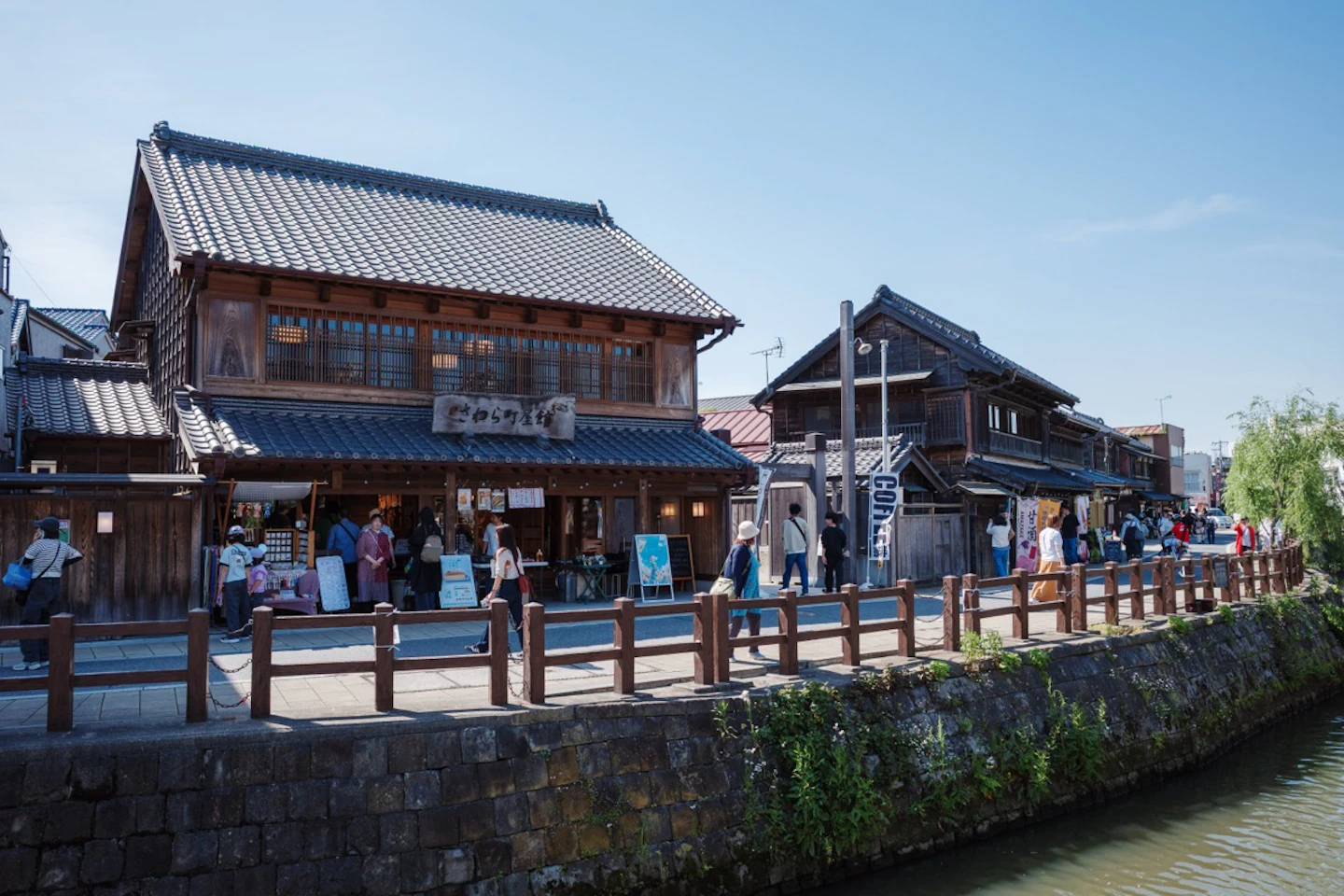 小野川沿いの古い商家とカフェ