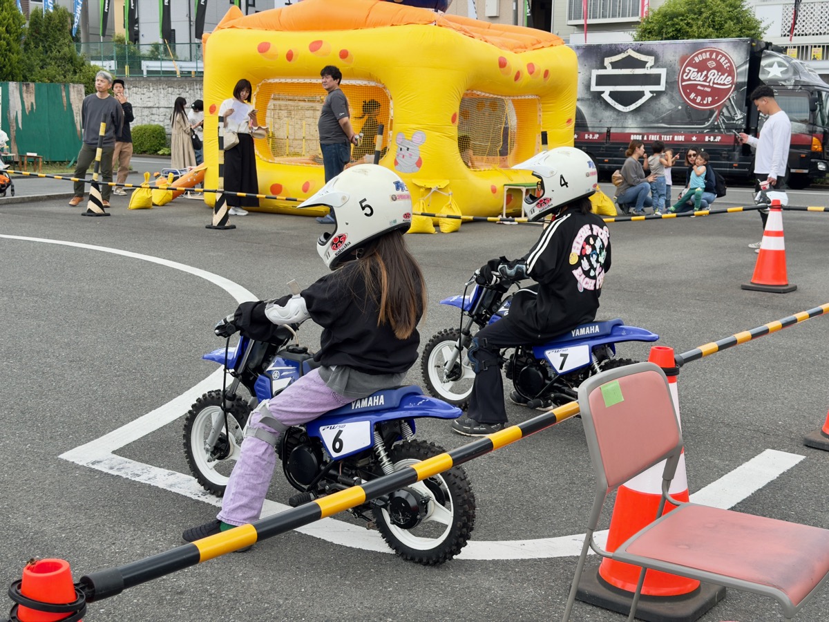 キッズバイク体験。小さなバイクに乗る子どもたち