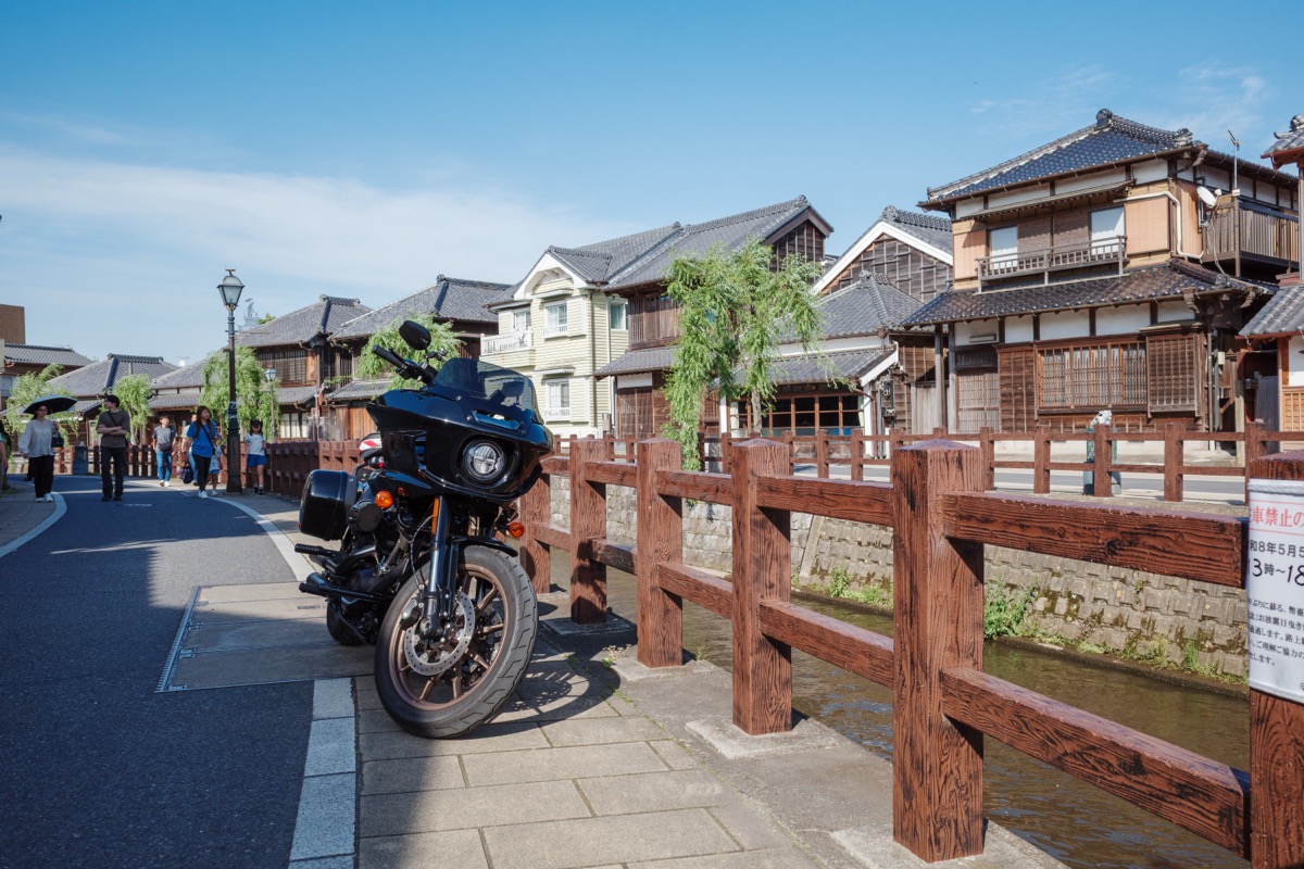 柳の木と町並みをバックにしたHarley-Davidson Low Rider ST