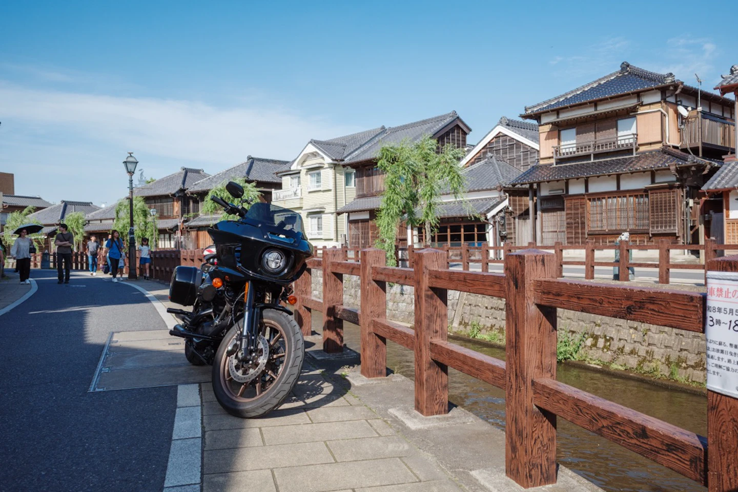 柳の木と町並みをバックにしたHarley-Davidson Low Rider ST