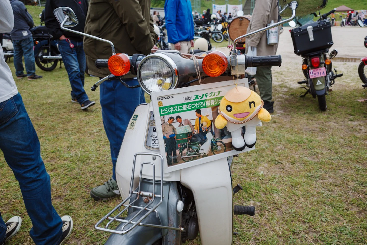 当時の広告プレートを付けたヴィンテージスーパーカブ