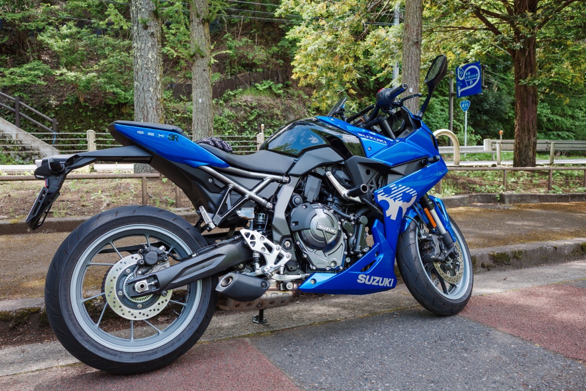 木々の中に佇むGSX-8R