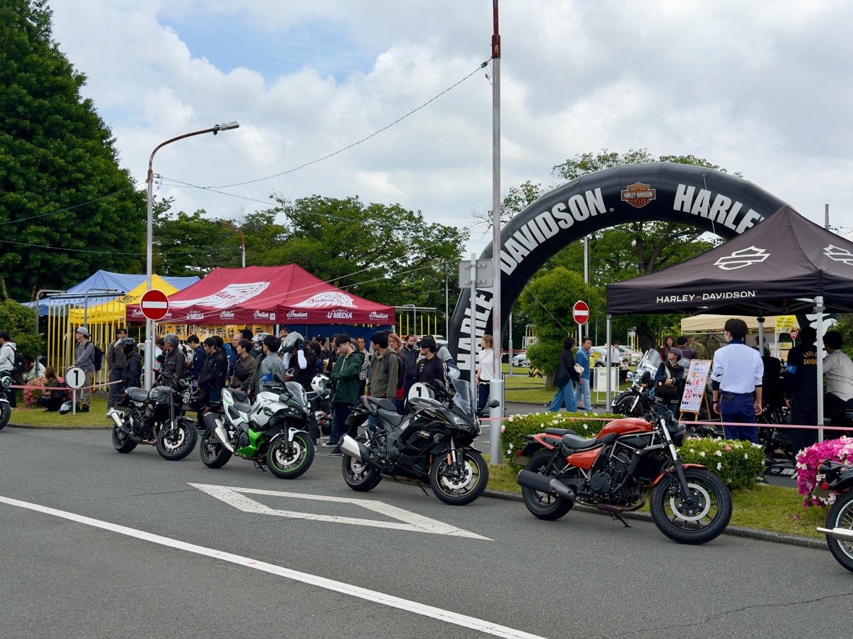 都南バイクフェスタ2026のエントランス。ハーレーダビッドソンのアーチと試乗車が並ぶ