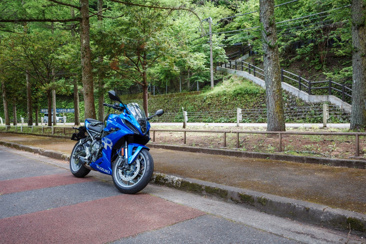 大麦代駐車場に停めたGSX-8R、背景に新緑の木々