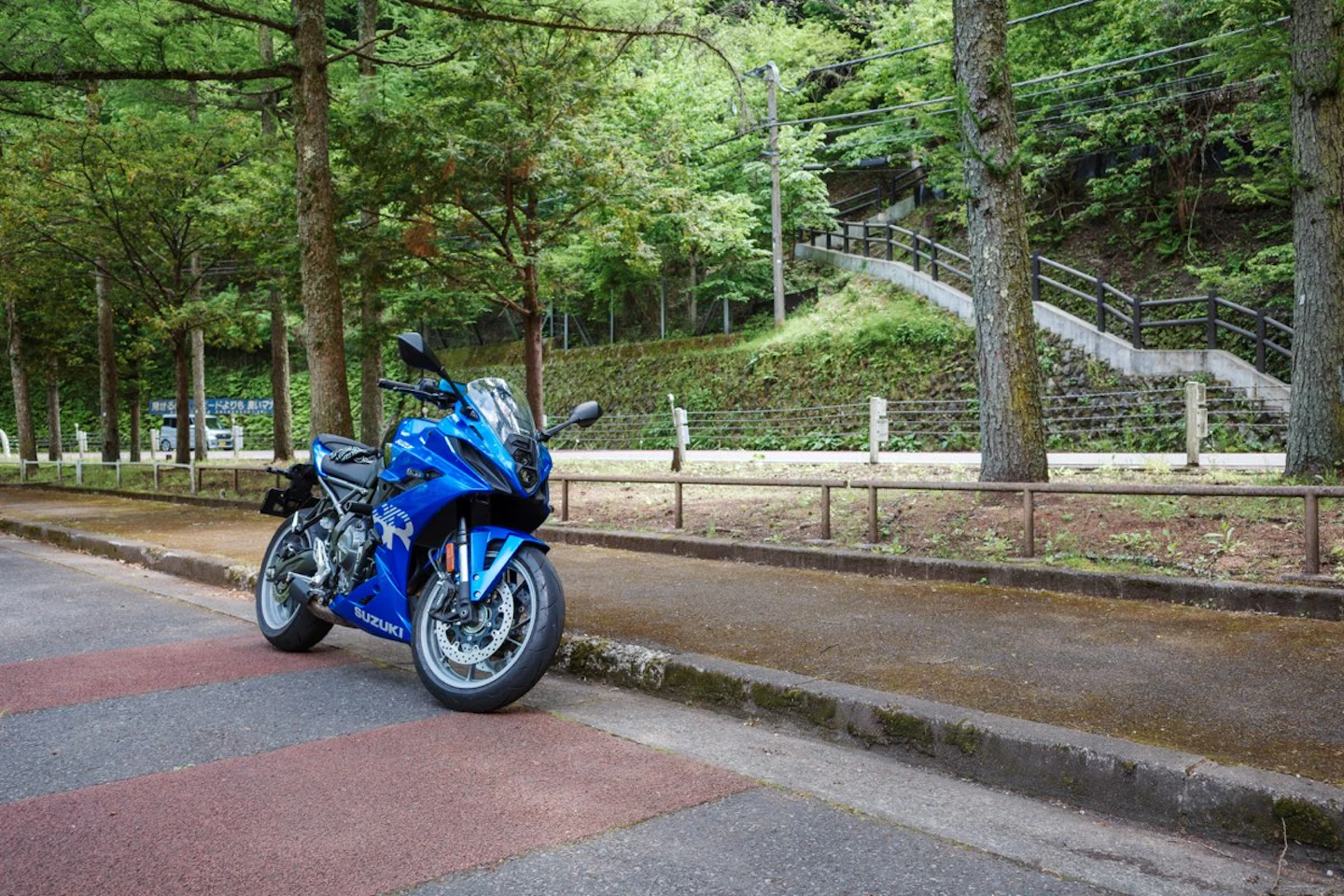 大麦代駐車場に停めたGSX-8R、背景に新緑の木々