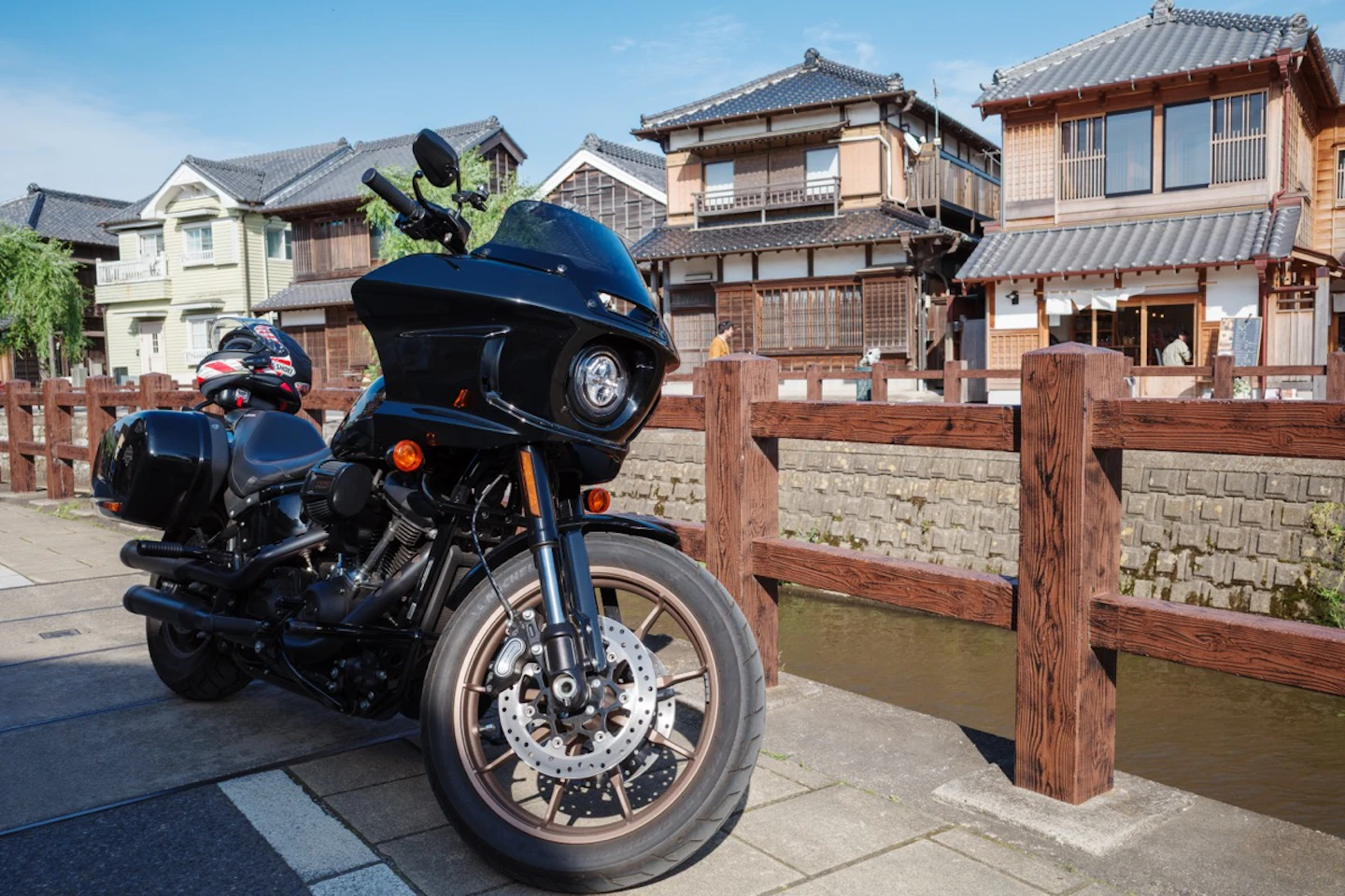 小野川沿いの町並みとHarley-Davidson Low Rider ST（正面寄り）