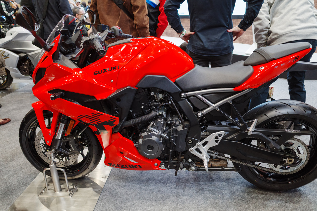 GSX-8R 新色レッド